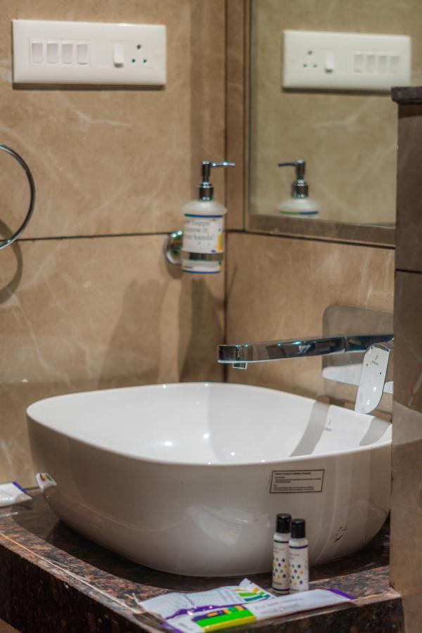 Treebo Serenity Inn, Koregaon Park プネ エクステリア 写真